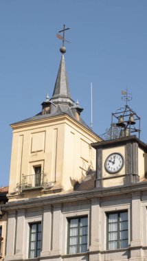Segovia belediye binasının (İspanya) ana duvarındaki saatin ayrıntıları)
