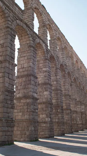 Anıt şehir Segovia 'daki (İspanya) Roma taş su kemerinin tarihi anıtının fotoğrafı).