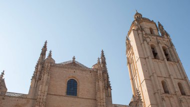 Segovia (İspanya) katedralinin çan kulesinin ayrıntıları)