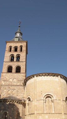 Segovia 'da bir kilisenin eski çan kulesi (İspanya)
