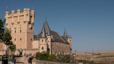 Segovia 'nın tarihi ve antik kalesinin kuleleri (İspanya))
