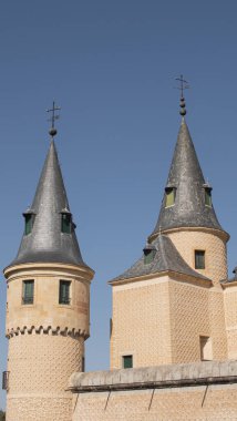 Segovia 'nın tarihi ve antik kalesinin kuleleri (İspanya))
