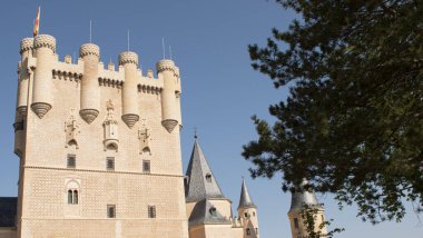 İspanya 'nın Segovia kentindeki Alcazar Kalesi' nin tarihi anıtının fotoğrafı..