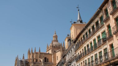 İspanya 'daki Segovia şehrinin tarihi binalarının cephelerinin fotoğrafı..
