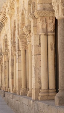 İspanya 'nın Segovia kentindeki tarihi bir anıtın portrelerinin fotoğrafı..