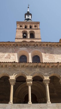 Segovia 'daki bir kilisenin ve mavi gökyüzünün bir yaz günü fotoğrafı..