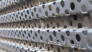 Metal kepenk dokusu doğrusal şekildedir ve içinde delikler vardır.