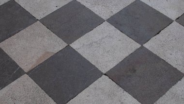 İki renkli kare kaldırımın dokusunun fotoğrafı.