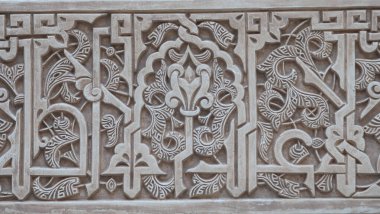 Granada 'daki Alhambra' nın duvarlarına eski Nasrid oymaları.
