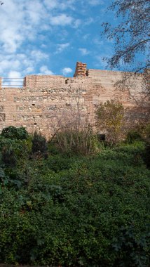 Alhambra duvarının etrafındaki bahçe.