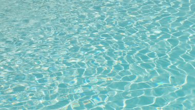 Suyun dokusu gün ışığında bir gölette