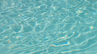 Suyun dokusu gün ışığında bir gölette