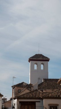Granada 'da kulesi ve iki penceresi olan beyaz bir bina.