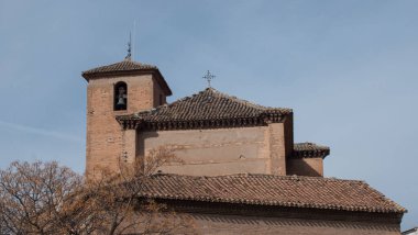 Granada şehrindeki kilisenin çan kulesi..