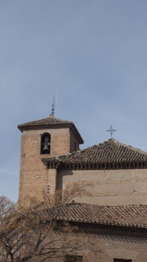 Granada şehrindeki kilisenin çan kulesi..
