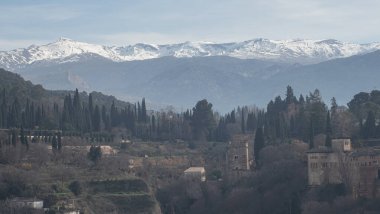 Granada 'da sisli bir kış günü Alhambra manzarası