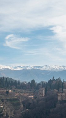 Sisli bir kış gününde Sierra Nevada 'nın (İspanya) karla kaplı dağlarının manzarası.