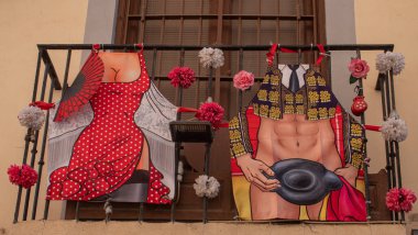 Önlüklü bir caddenin balkonunda boğa güreşçisi ve flamenko dansçısı figürleri var..