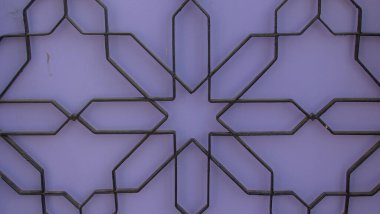 Leylak duvarının önünde demir yıldız şeklinde ızgara