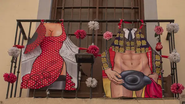 Önlüklü bir caddenin balkonunda boğa güreşçisi ve flamenko dansçısı figürleri var..