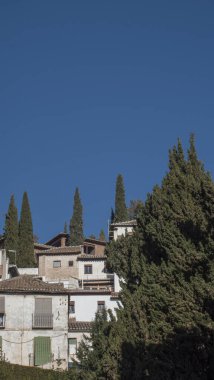 Granada 'da tipik bir beyaz ev manzarası.