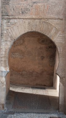 Granada sokaklarına İslami bir giriş şeklinde antik bir geçit.
