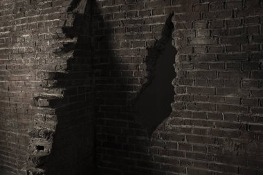 Eski, yarı çökmüş tuğla duvarın dokusu.