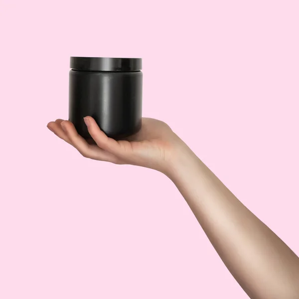 Witte Vrouw Hand Met Een Zwarte Plastic Pot Roze Achtergrond Stockafbeelding