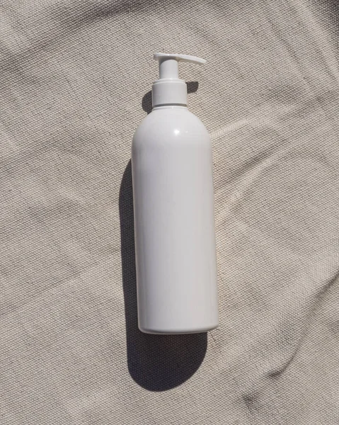 Witte Plastic Pomp Fles Cosmetica Mockup Verpakking Met Lange Schaduw Stockfoto