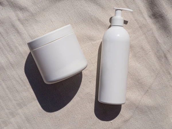 Witte Plastic Pot Pomp Fles Mockup Verpakking Met Lange Schaduw Rechtenvrije Stockfoto's