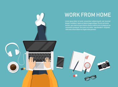 Evde dizüstü bilgisayarla oturan adamın en iyi görüntüsü. Düz stil modern tasarımda vektör illüstrasyonu.