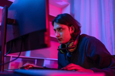 E-Sport oyunu ya da flamalı oynayan yakışıklı çocuk, çevrimiçi oyunlardan, eğlence ya da teknoloji oyunlarından, canlı oyun oyunlarından, odaklanma monitöründen, mavi ve kırmızı ışıklardan hoşlanıyor.