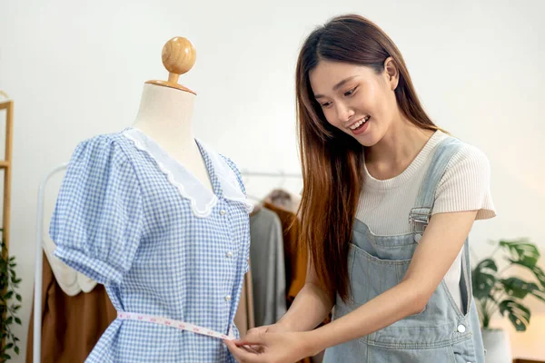 Kadın Moda Tasarımcısı Manken Elbisesi Giyiyor Ölçü Bandıyla Gömlek Ölçüyor — Stok fotoğraf