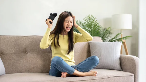 Jovem Mulher Asiática Está Usando Joystick Controle Videogame Para Jogar — Fotografia de Stock