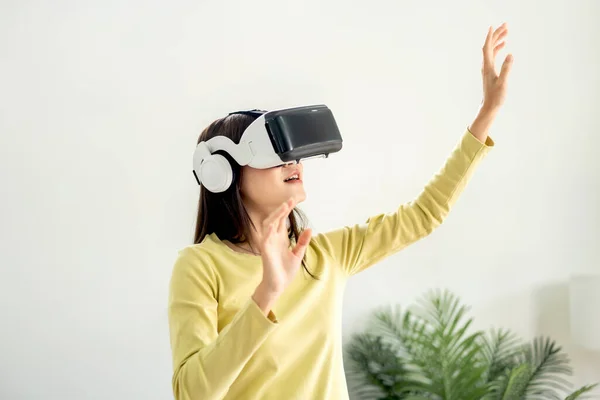 Joven Mujer Asiática Con Gafas Realidad Virtual Para Ver Video —  Fotos de Stock
