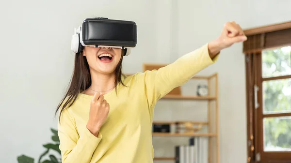 Mujer Asiática Joven Que Usa Gafas Realidad Virtual Para Jugar —  Fotos de Stock