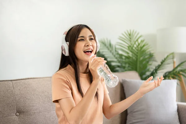 Młoda Azjatka Nosi Słuchawki Słuchania Muzyki Używa Butelki Wody Jako — Zdjęcie stockowe