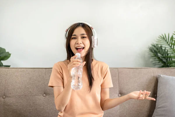 Młoda Azjatka Nosi Słuchawki Słuchania Muzyki Używa Butelki Wody Jako — Zdjęcie stockowe