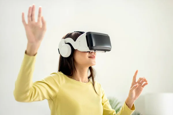 Joven Mujer Asiática Con Gafas Realidad Virtual Para Ver Video —  Fotos de Stock