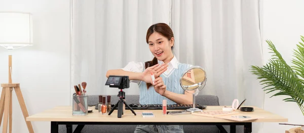 Jovem Influenciador Beleza Mostrando Produto Batom Para Testar Recomendar Cosméticos — Fotografia de Stock