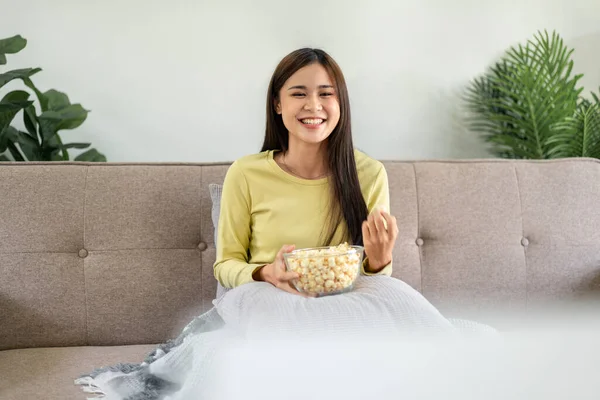 Młoda Azjatycka Kobieta Kładzie Miskę Popcornu Poduszce Popcorn Siedząc Wygodnej — Zdjęcie stockowe