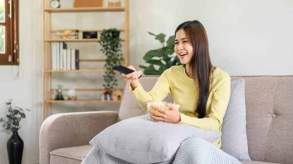 Giovane Donna Asiatica Sta Guardando Film Televisione Tenendo Telecomando Cambiare — Foto Stock