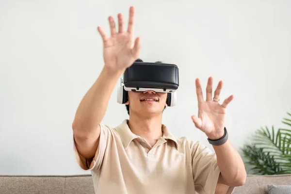 Joven Hombre Asiático Con Gafas Realidad Virtual Para Ver Video —  Fotos de Stock