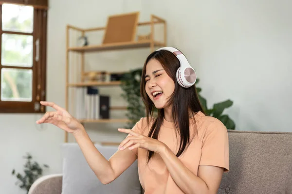 Jovem Mulher Asiática Está Usando Fone Ouvido Para Ouvir Música — Fotografia de Stock