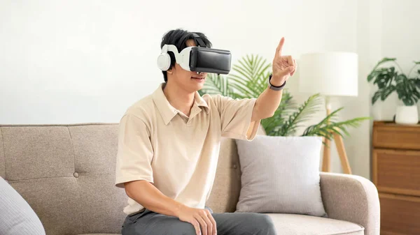 Joven Hombre Asiático Con Gafas Realidad Virtual Para Ver Video —  Fotos de Stock