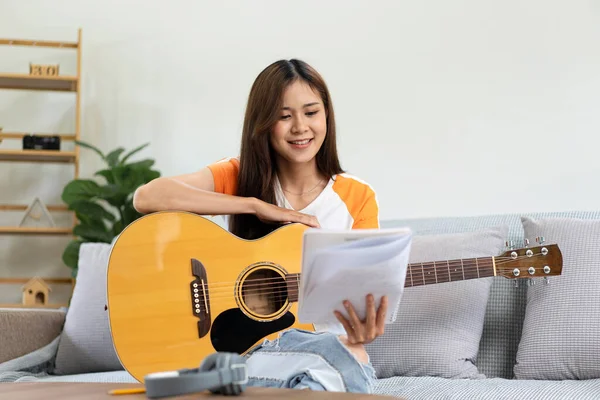 Jovem Está Segurando Livro Letras Acordes Para Tocar Guitarra Praticar — Fotografia de Stock