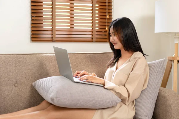 Női Vállalkozó Nagy Kényelmes Kanapén Tegye Laptop Párnára Dolgozni Vásárolni — Stock Fotó