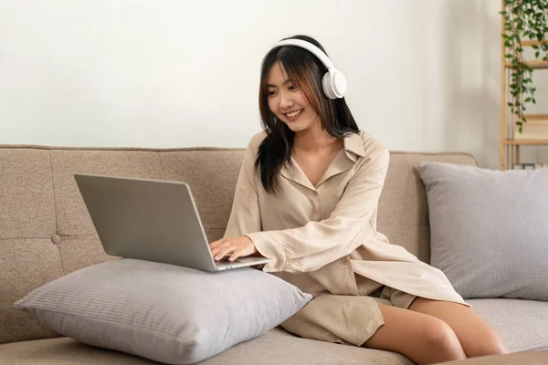 Empreendedora Mulher Está Sentada Grande Sofá Confortável Colocando Laptop Travesseiro — Fotografia de Stock