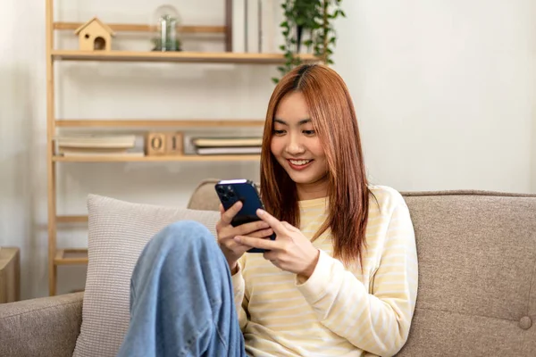 Νεαρή Λεσβία Γυναίκα Χρησιμοποιώντας Smartphone Για Συνομιλήσετε Φίλους Και Σερφάρετε — Φωτογραφία Αρχείου