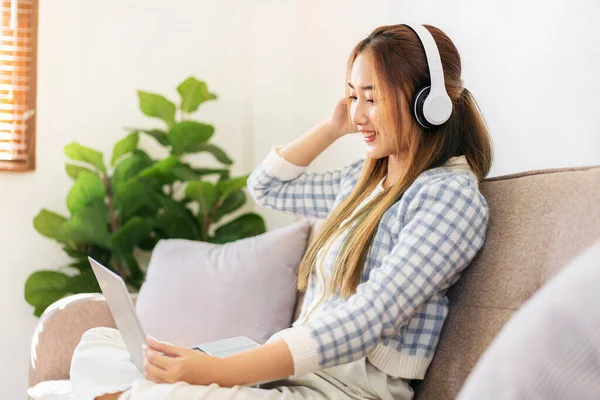 Mulher Usando Fones Ouvido Para Relaxar Com Ouvir Música Assistir — Fotografia de Stock